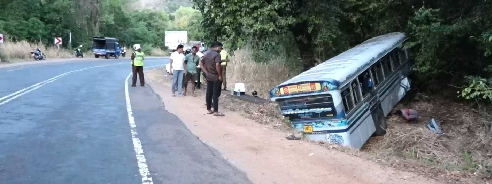 මින්නේරියදී බස් රථයක් ඇලකට පෙරළී 20කට තුවාල